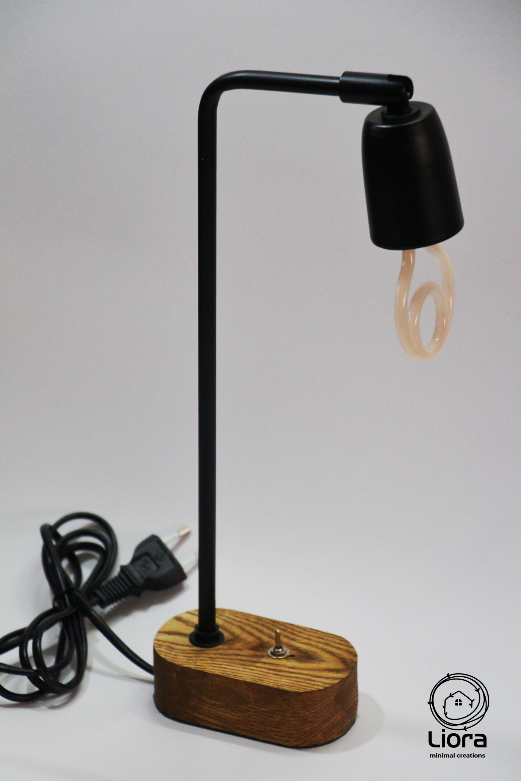 آباژور رومیزی لیورا مدل ویو سری متحرک مینیمال کد 3002