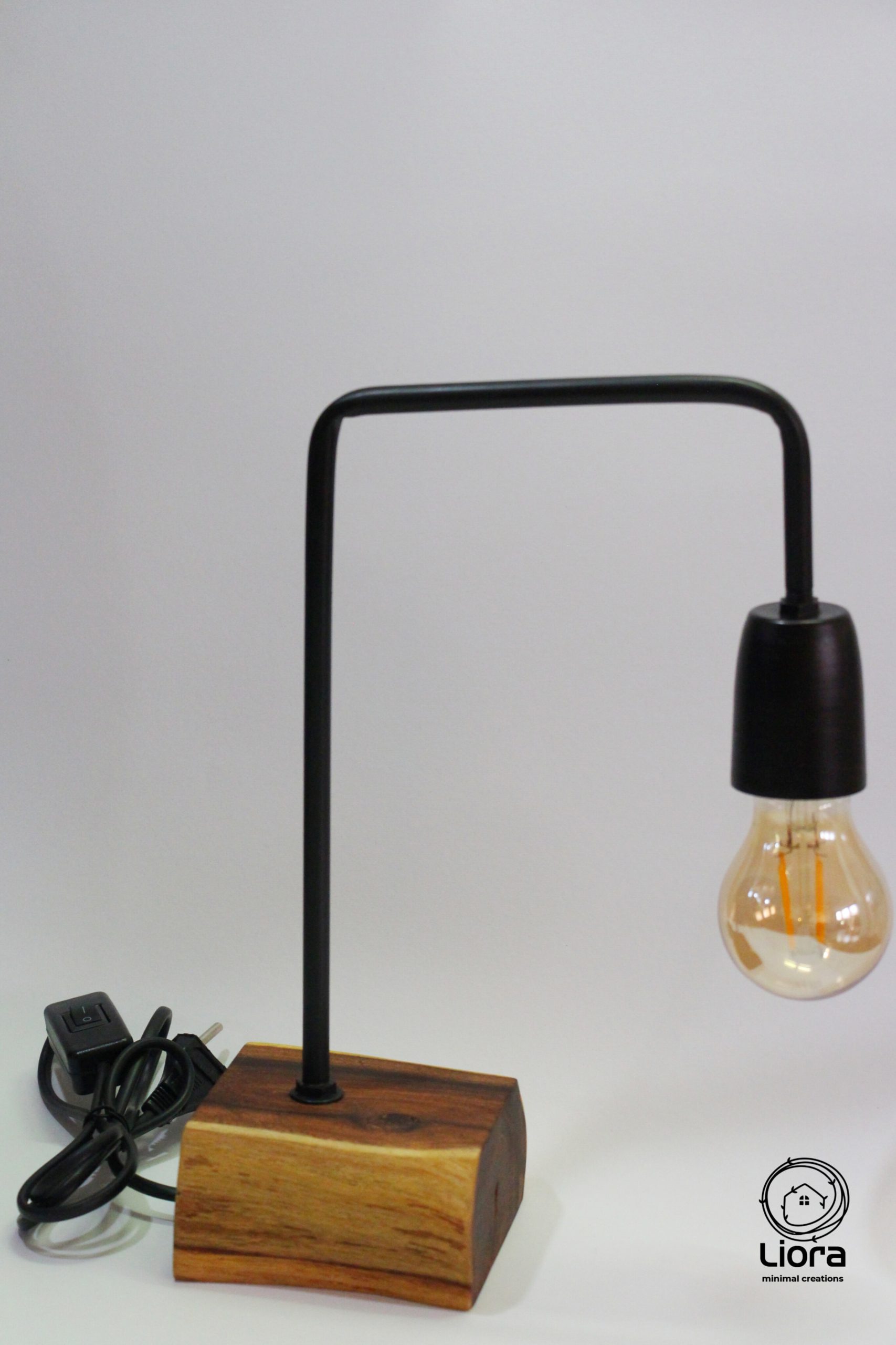 آباژور رومیزی مینیمال پایه چوبی لیورا مدل لورا کد 3003