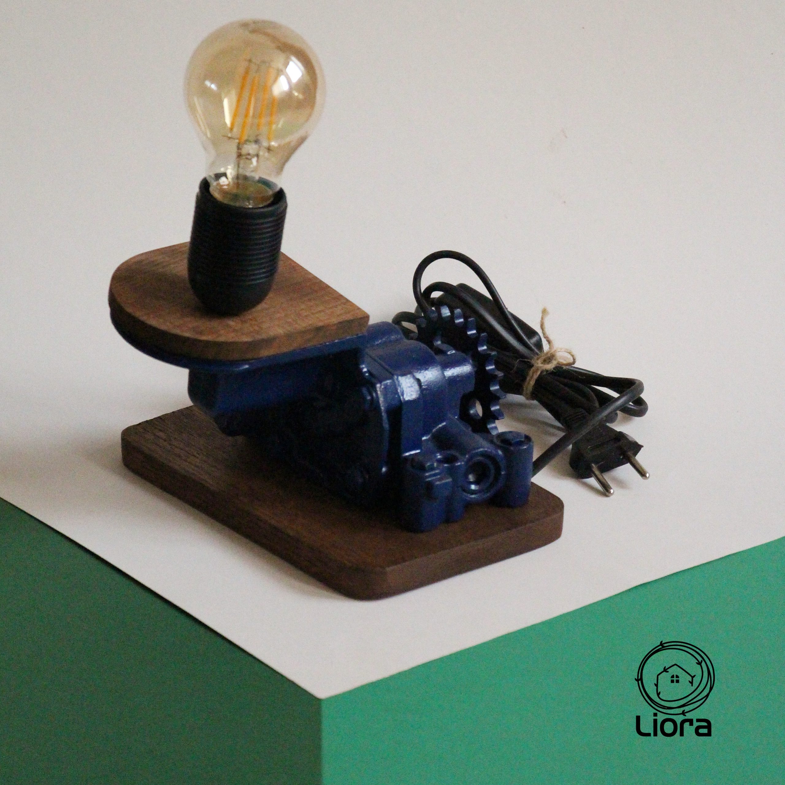 آباژور رومیزی پایه چوبی لیورا مدل کارما با لامپ ادیسونی کد 3007