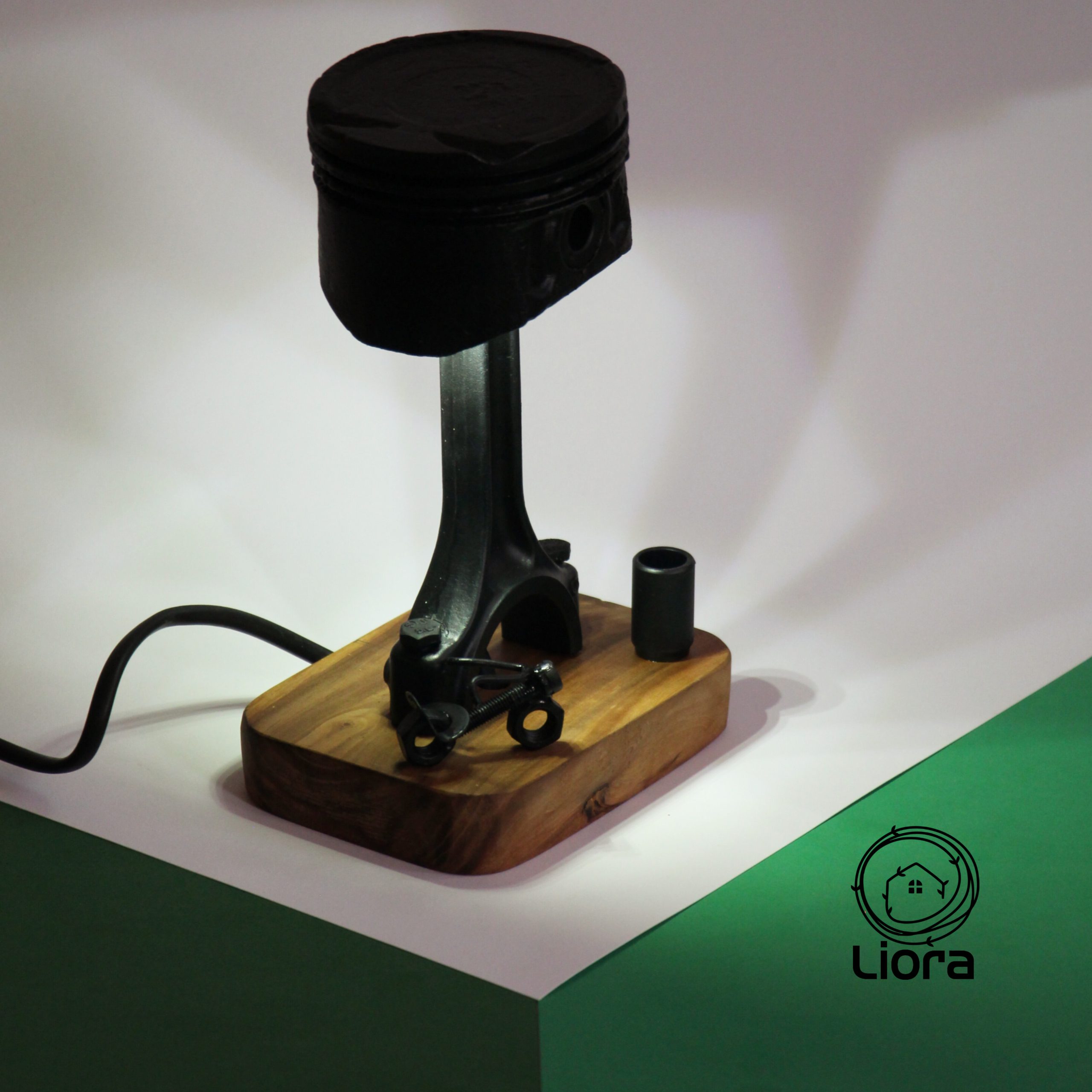 آباژور رومیزی مینیمال مکانیکی لیورا مدل مِکانو کد 3005 4 آباژور رومیزی مینیمال مکانیکی لیورا مدل مِکانو کد 3005