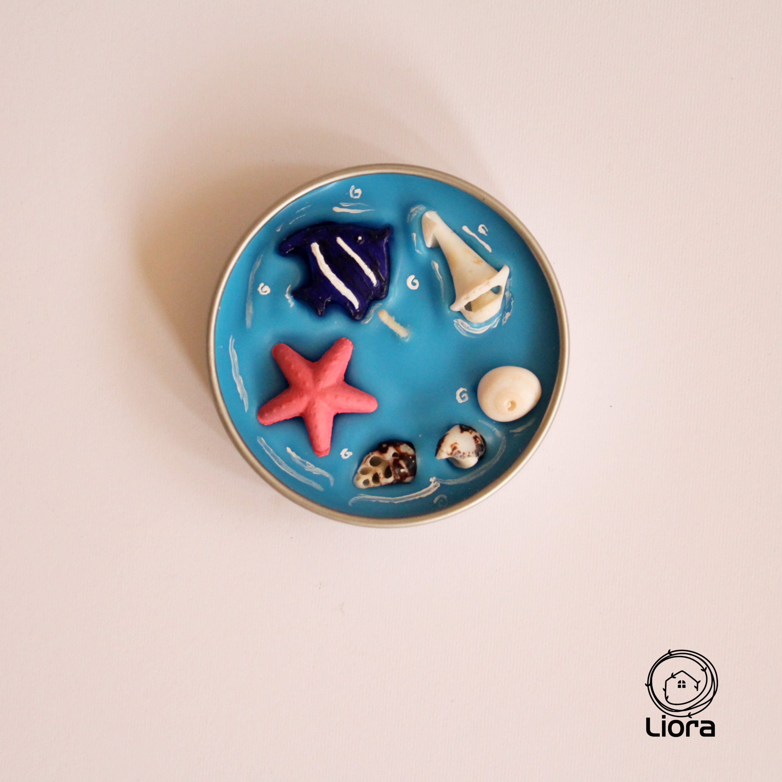 شمع دست ساز جعبه فلزی لیورا مدل آبی بی انتها کد 3022