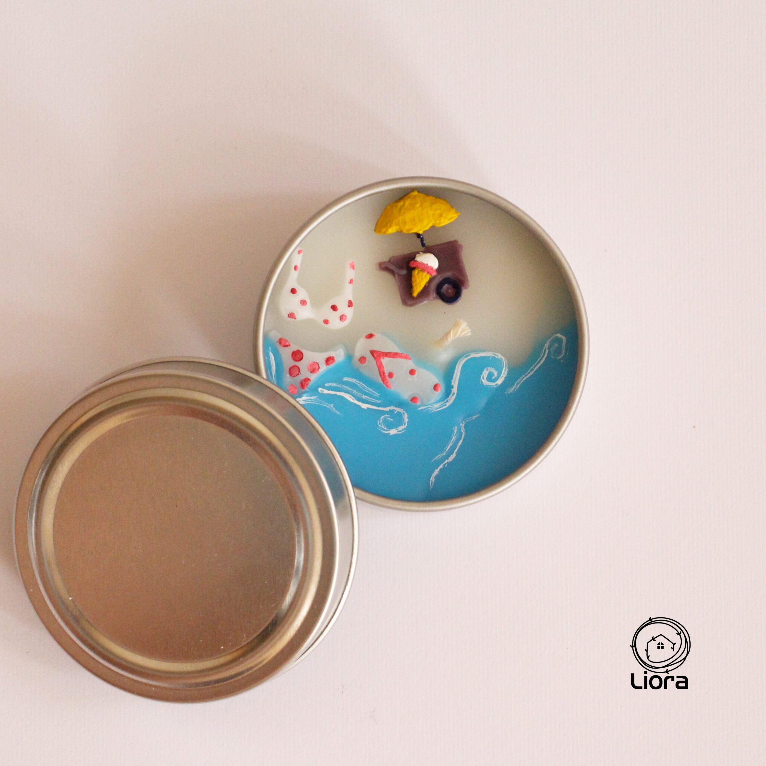 شمع دست ساز جعبه فلزی لیورا مدل نسیم دریا کد 3025